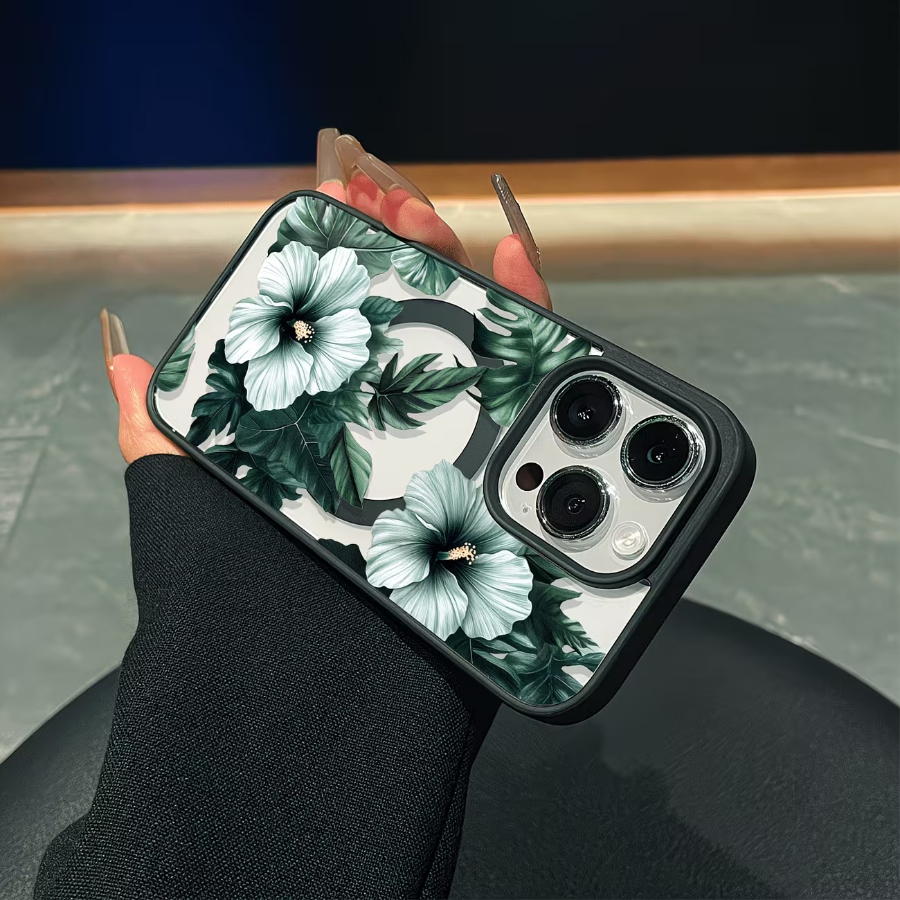 グリーンフローラルプリントのiPhoneケース iPhone - Magnetic Phone Case のレビューと価格